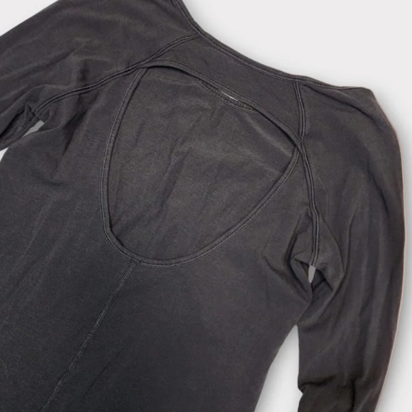 Size 6 - Lululemon Physically Fit Long Sleeve Tee - Picture 2 of 3
